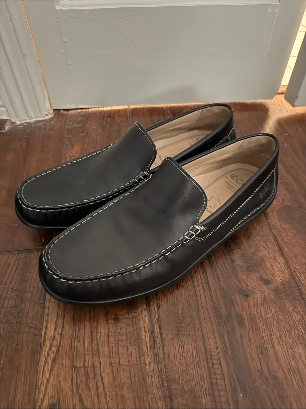 Ecco Men’s Black Leather Slip-On Loafers with Contrast Stitching